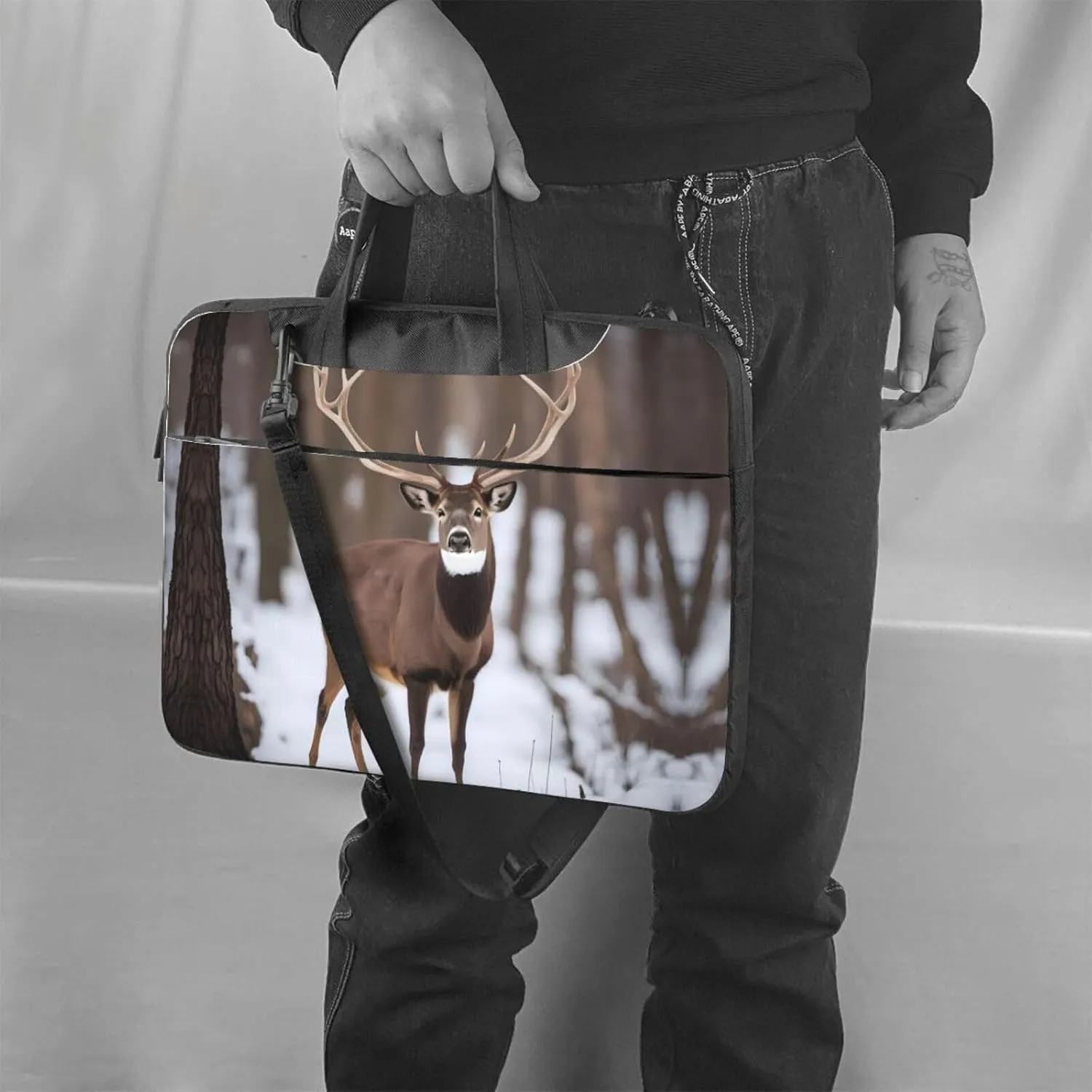 Deer Hunting Season pattern Fashionable and ultra-thin shoulder laptop bag Shockproof soft lining